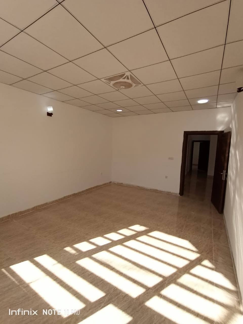 بيت للبيع في شقلاوه مجمع ئافاس ١٦٠ متر موقع ممتاز يتكون من غرفتين نوم وصالة وحولي ومطبخ وصحيات منفصله وحديقة وكراج ويبعد عن سوق شقلاوة ٣ دقائق ويسجل باسم كل من يحمل الجنسية العراقية وبسعر (( ٣ )) دفاتر و (( ٩٥ )) ورقة وللاستفسار يرجى الاتصال واتساب ***********
