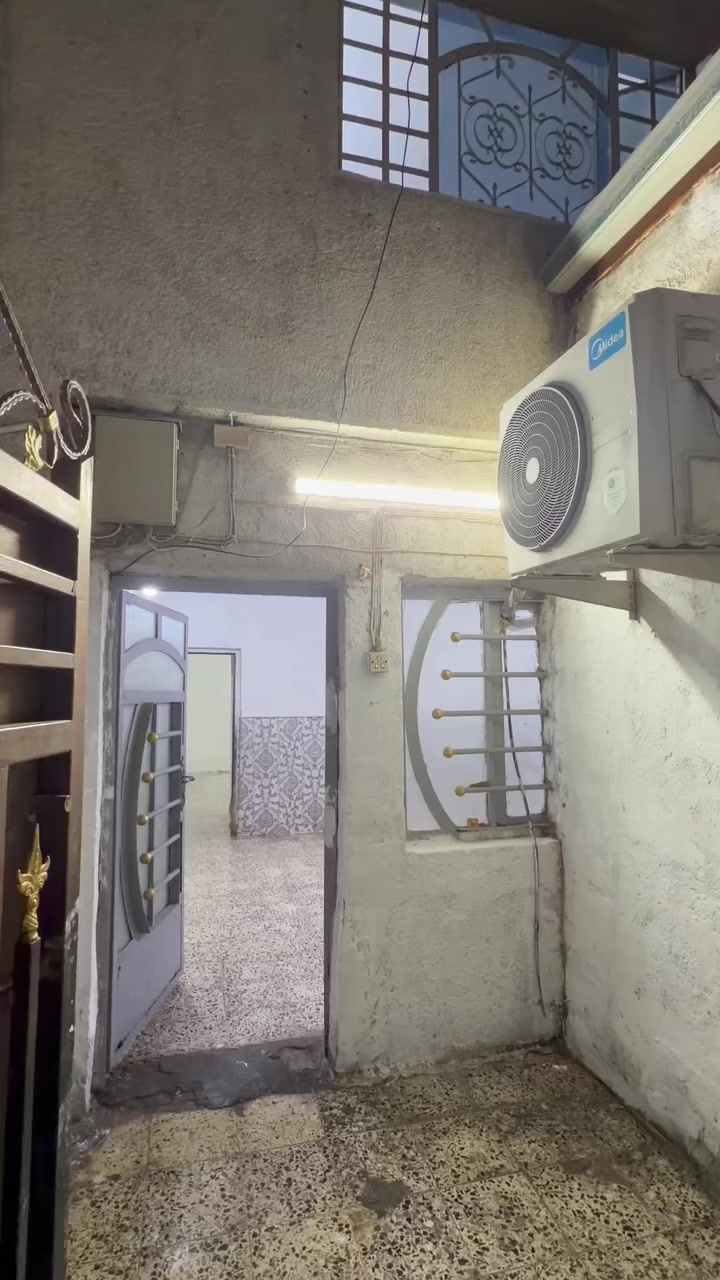 #للايجار للايجار
السلام عليكم بيت 80 متر للايجار الموقع بغداد الحريه دور نواب الضباط شارع زين العابدين 
يحتوي على صاله و مطبخ  كبير و غرفتين نوم و خدمات فوك و جوه سعر الايجار 500 الف  
***********
#مكتب_القلعه
