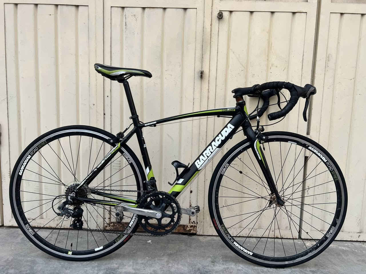 باسکیل سیباقی 
c700
فریم ٥٣cm 
المنیوم  جسمی 
مارکەی BARRACUDA 
بریتانی 
٧-٢ گیرەکانی 
دەسک گیرەکانی کلاجن 
 سعر٢٧٥ هەزارە 
گەیاندن بەردەستە
بۆ داواکرند *********** واتئاپی لەسەرە 
***********

