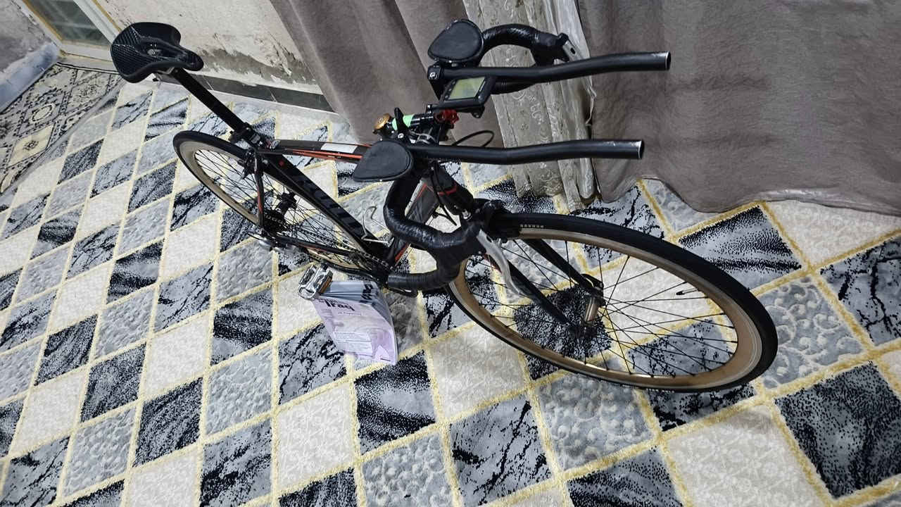 سلام عليكم
دراجة رود ماركة رايلي
اللمنويم كامل ماعدى الماشه حديد 
وزن الدراجة جيد جدا 
وياله اللمنويم نزال وبطيخة سبع بنط طرب
ثنين امامي سبعه خلفي 
دراجة مرتبة جدا وطياره كاملة مكملة تاخذها منا تطلع بيها محافظات منا 
وياها هدايا سكتات+عداد ذكي على القمر الصناعي
الموقع النجف الاشرف 
سعرها 250 قفل 
للتواصل ***********
