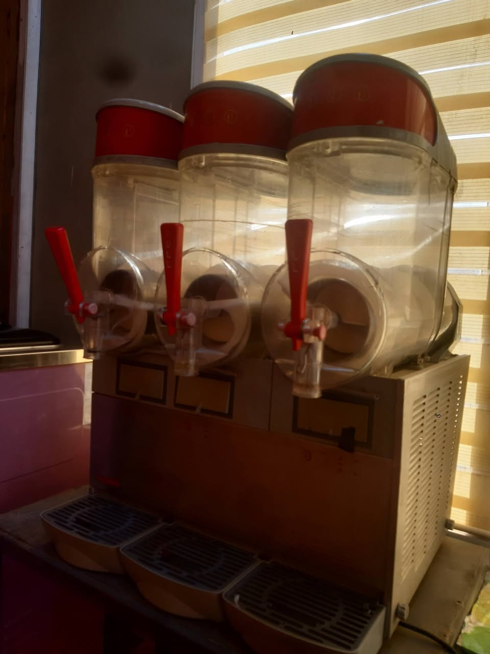 السلام عليكم اخوان عندي مكاين موطا شغاله معه مكينه ازبري تلاث احواض معه مكينه إنتاجية الاستفسار  أكثر خاص او عل رقم ***********
