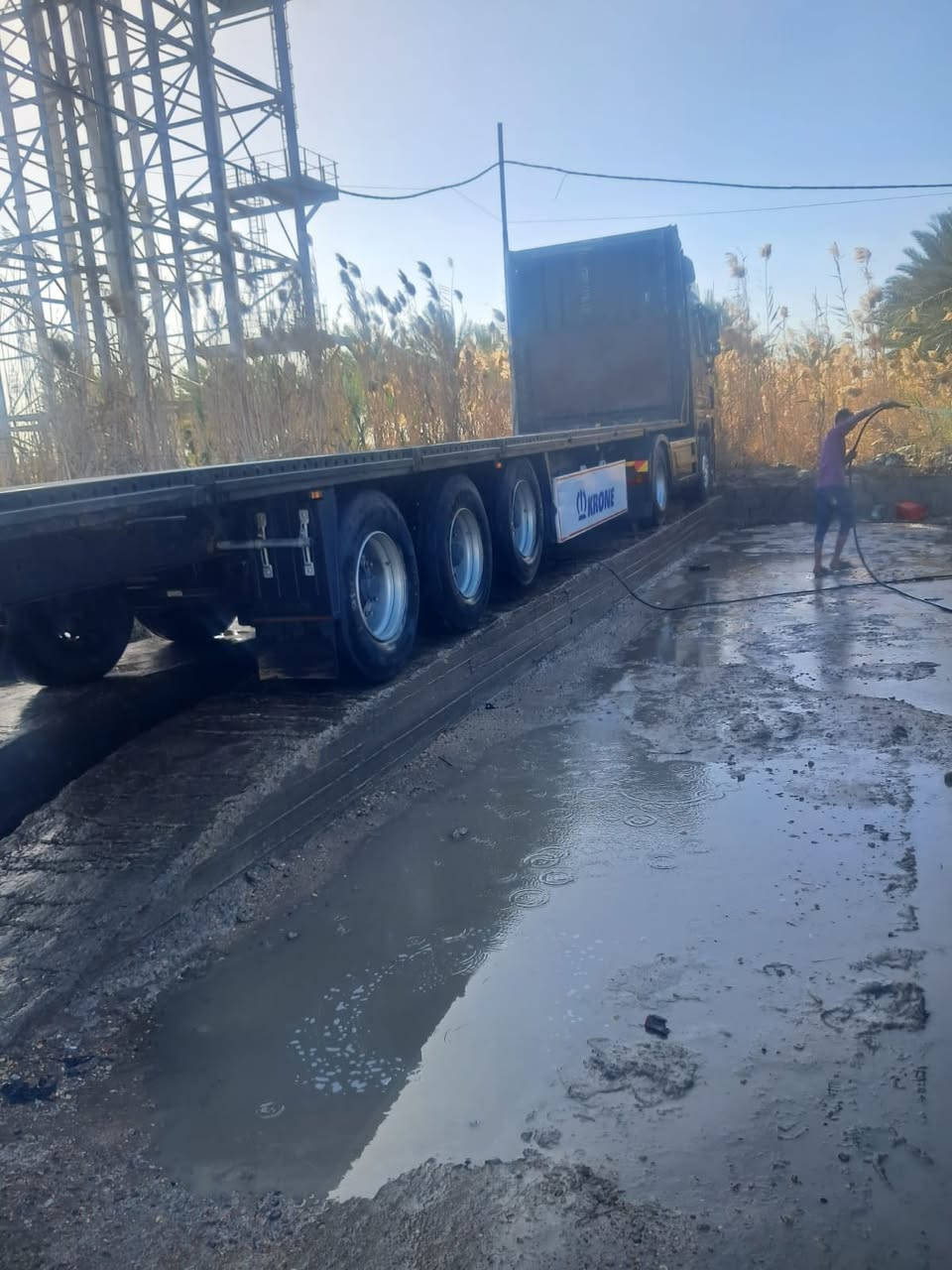 سلام عليكم تريله  اكتروز حاجب 2010 حجم 44 سنويتين سنويه الراس وسنويه عربان البيع كامله راس وعربانه او بس راس وحده او بس عربانه وحدها   الاستفسار تصال /***********
