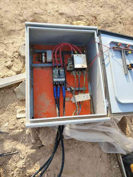 ⚡🚰 صيانة بوردات سيطرة لمضخات ومرشّات في صحراء كربلاء

تم بحمد الله تنفيذ أعمال صيانة لبوردات السيطرة الخاصة بالمضخات والمرشّات في منطقة صحراء كربلاء، مع فحص المنظومة، ومعالجة الأخطاء اللي سببت توقف بعض الخطوط.

الشغل شمل:
🔧 فحص البوردات الكهربائية ومعالجة القطوع.
🔧 إعادة تنظيم الربط وتصحيح الأخطاء القديمة.
🔧 صيانة الكونتاكتورات، الأوفرلود، وحمايات البورد.
🔧 التأكد من سلامة خطوط التغذية وتحسين الأداء العام للنظام.

واحنا مستعدين نوصل لأي مكان داخل كربلاء ونقدم:
✔️ صيانة بوردات السيطرة
✔️ إنشاء بوردات جديدة حسب الطلب
✔️ تأسيسات كهربائية كاملة للمضخات، المرشّات، والمواقع الميدانية
م / كان العمل فقط حل المشاكل وتشغيل المضخات و المرشات في ما بعد يتم استبدال بوردات بعد موسم الحصاد

🔌 البخيت للأنظمة الذكية والتأسيسات الكهربائية
✍️ بإشراف المهندس مرتضى
📞 ***********
📞 ***********

