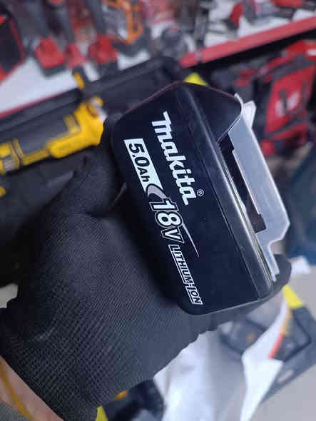 للبيع
بطاري مكيتا أصلي 
واتساب ***********
