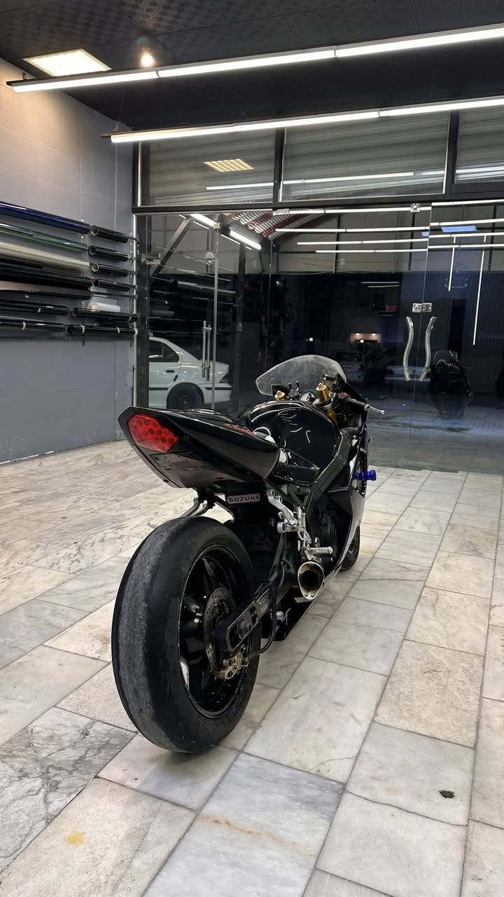 Gsxr 1000cc 
مكفولة كفالة عامة من الشخط 
مكينة شرط اذا اجيت لكيت بيها شي خسار كروتك
عليها تهبيطة امامية وخلفية + هاوزن 
درع حماية قبغات جانبية 
سلايدرات 
لايت زينون مناقصها اي شي ونشاطها يشك الكاع 
للعلم الدراجة اصولية مكمركة من ام قصر واكفة على الرقم 
مكانها بغداد العامرية 
***********
