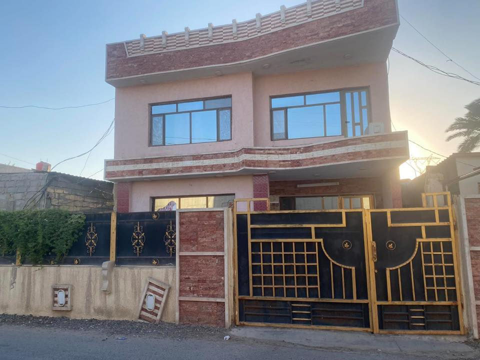 مساحه معه دار للبيع المساحه الكليه 400 متر معه بيت طابقين واجه 10 ونزال ارض الكلي 40   كافه خدمات تبلط كهرباء ماء اليوسفيه ناحيه الرشيد قرب مخازن السعد قريب عله دولي وعله ناحيه الرشيد عله سيطره اتصال عله رقم او وتساب متواجد ***********
