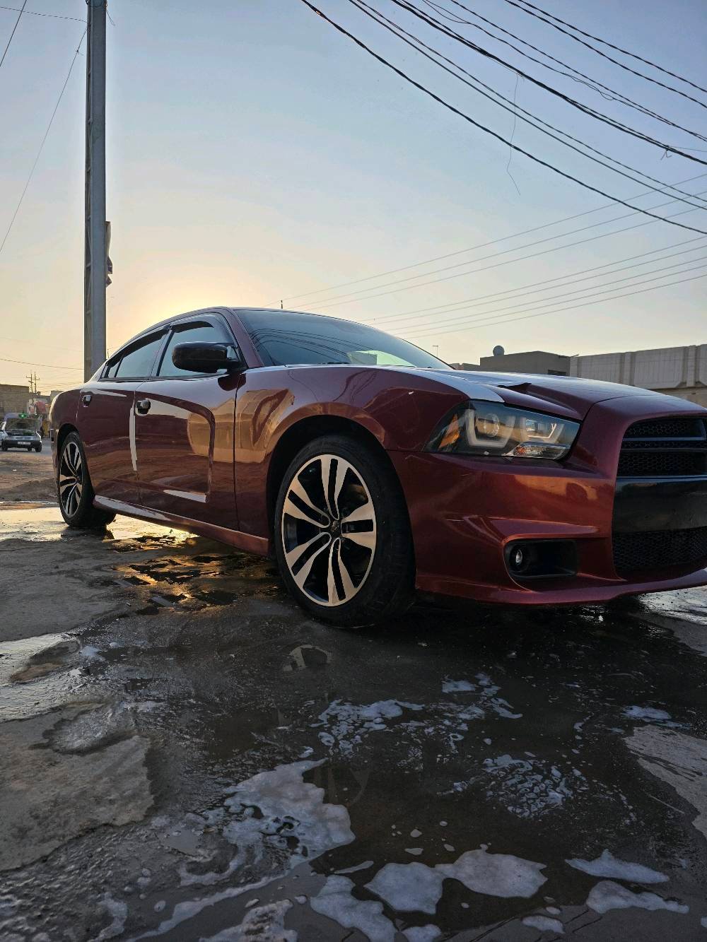 سيارة دودج تشارجر لون خمري للبيع. السيارة نظيفة ومصانة بشكل جيد من الداخل والخارج. الميزات تشمل محرك قوي وتصميم رياضي جذاب. السيارة مثالية لعشاق القيادة الممتعة والقوة.