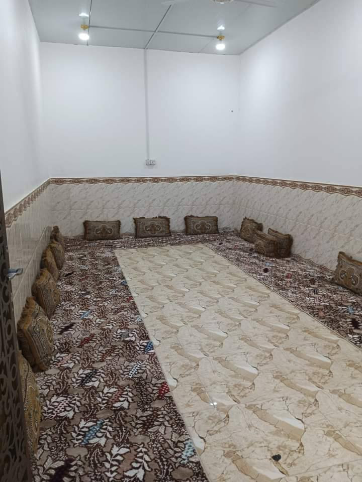 السلام عليكم بيت المساحه 500 متر غرفتين 5*4وصاله 8*4مطبخ5*4ديوان 8*4 حمامات داخليه وخارجيه حديقه وكراج شتايكر وحديقه خلف البيت متوفر ماء وكهرباء العنوان الزبير مقابل الصحفين خلف معارض الزبير شارع الصوره قرب بيت الشيخ ابو مالك السعر 45 رقمي ***********
