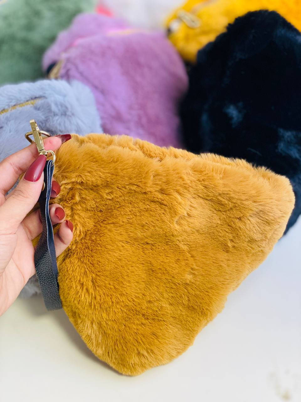 👛ترند الموسم👛

🎁حقيبة يد صغيرة من القماش الفرو 💸، مع سحاب ذهبي👛 وشريط يد أسود. 
 🔔مصنوعة من قماش خفيف الوزن ومتين

دزاين جديد لموسم 🎶2026
تركي درجة اولى 🇹🇷💯
كوالتي عالي جدا 👍♥️

🎁متوفرة ب 9 الوان 🎁

السعر 8 الاف 

🚘يوجد خدمة توصيل لجميع محافظات العراق ٤ الاف🚘


**إذا كنت صاحب هذا الإعلان وتريد حذفه لأي سبب، رجاءا أرسل رسالة إلى الدعم الفني**