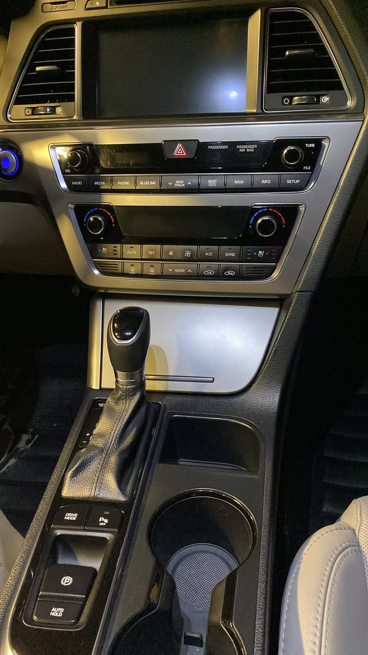 للبيع سوناتا 2017 كلين تايتل وارد امريكي
سيارة مكفولة من الصبغ والتعديل حيل جديدة 
كير مكينة مكفول
بصميتين بيها كتلوكات 
لاستفسار اتصل***********
