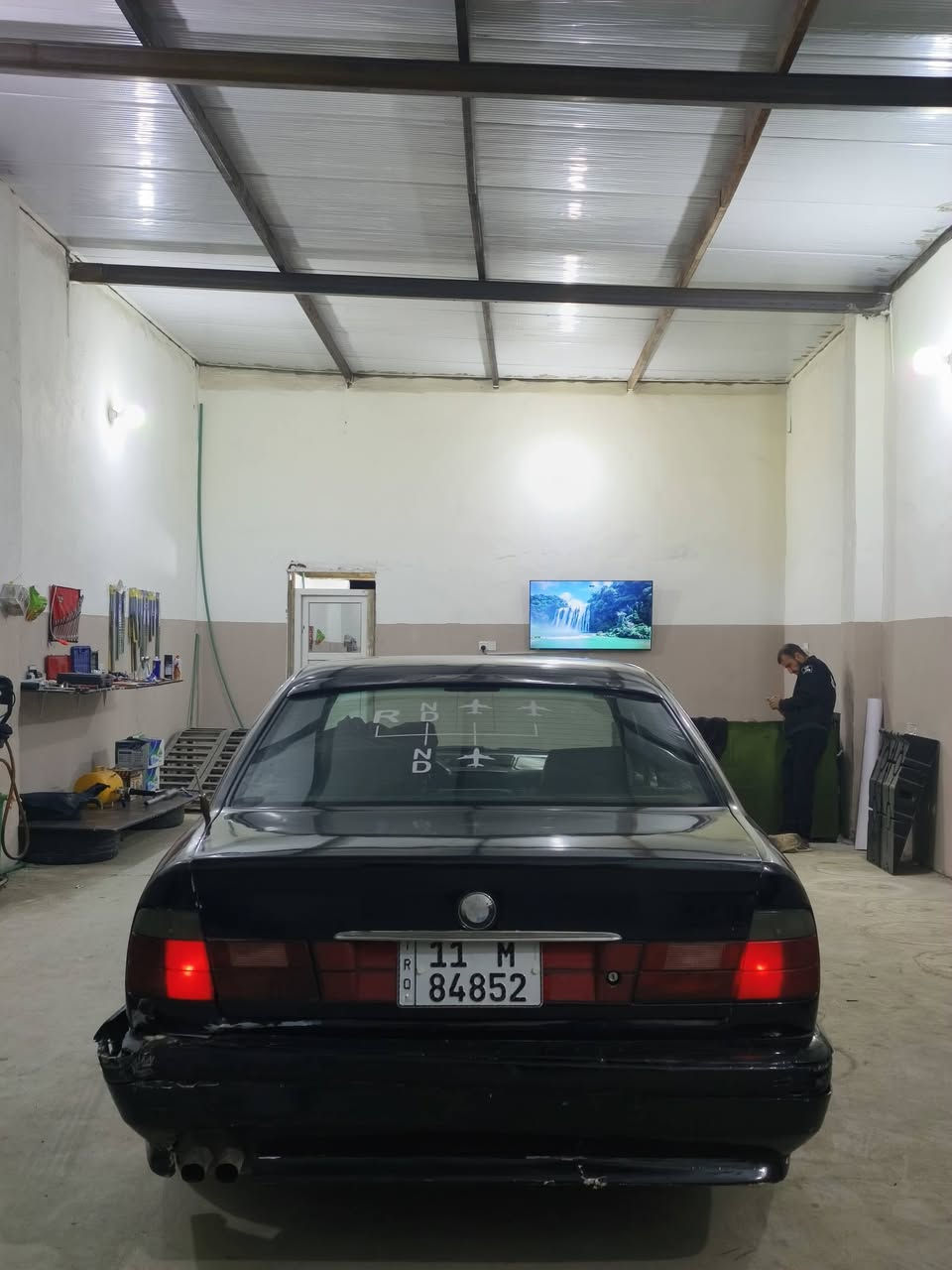 BMW 520i 1991
مكينة 6 مسكر عدلة 
رقم بغداد انكليزي 
فحته + كشنات جلد 
ويل m تو سايز
السعر 38 بي مجال حك الجية 
مكاني بغداد 
***********
