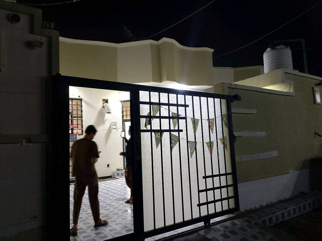 السلام عليكم توفر بيت مساحة 150 متر البصره الجزيرة شارع فيروزيه عدد غرف2 بيت مرتب تعال وشوف بعينك