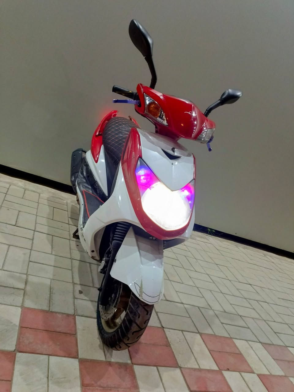 سلام عليكم سكنس فحل نوزل خطين مكينه ناعمه كاتم بلادي ماشيه 26 الف  كفاله عامه نقص واحد مبيها نكره سلف اوراق موجوده السعر 600 بيها مجال مكاني بغداد قرب مستشفى الكرامه ***********
