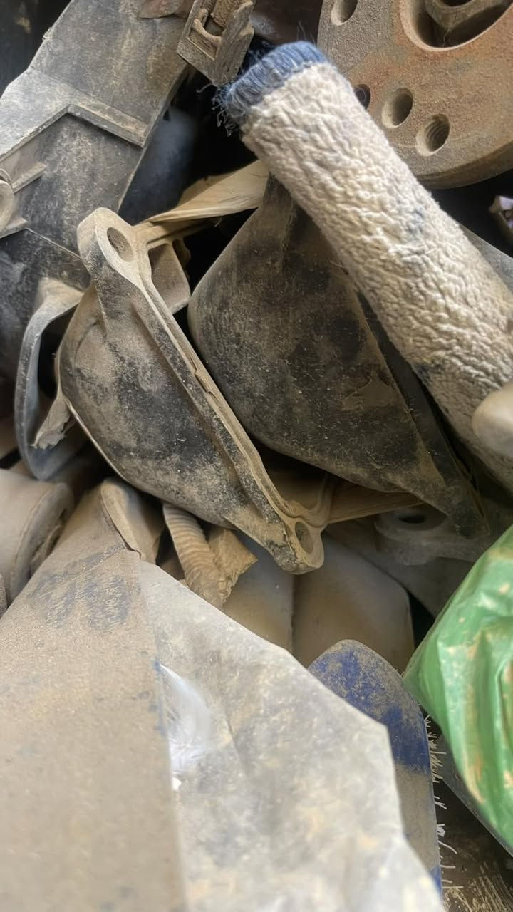 السلام عليكم 
اخوان عندي غراض
قبقات 3700 جهت السايق عدد 2
قبقلت 3600 جهتين
مجاول 3700  الواحد على 5000 الف عدد 30
بنكه كوماندر كامله السعر 100 الف
جامه خلفيه جيب كوماندر 50 الف
ثلاجه 3700 عدد 4 على 25 الف
داينمو 3700 السعر 50 الف
مع تحيات حيدر جيب
***********
***********
