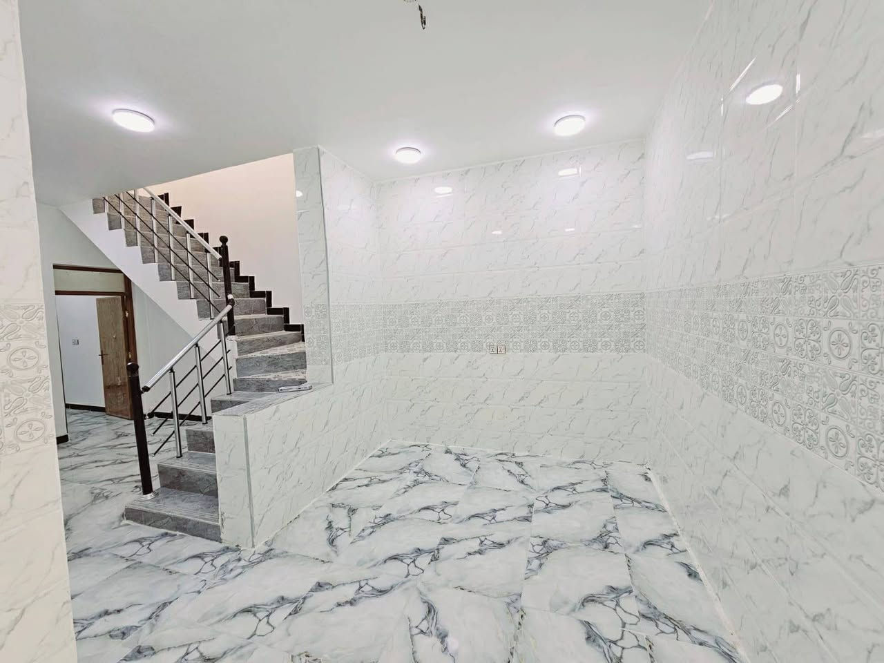 السلام عليكم
مشتمل للبيع 100 م طولاني 
حي الحكيم نزلت بيت زرزور بناء حديث خدمات ماء كهرباء مجاري خط سحب 
للاستفسار الاتصال على الهاتف ***********
