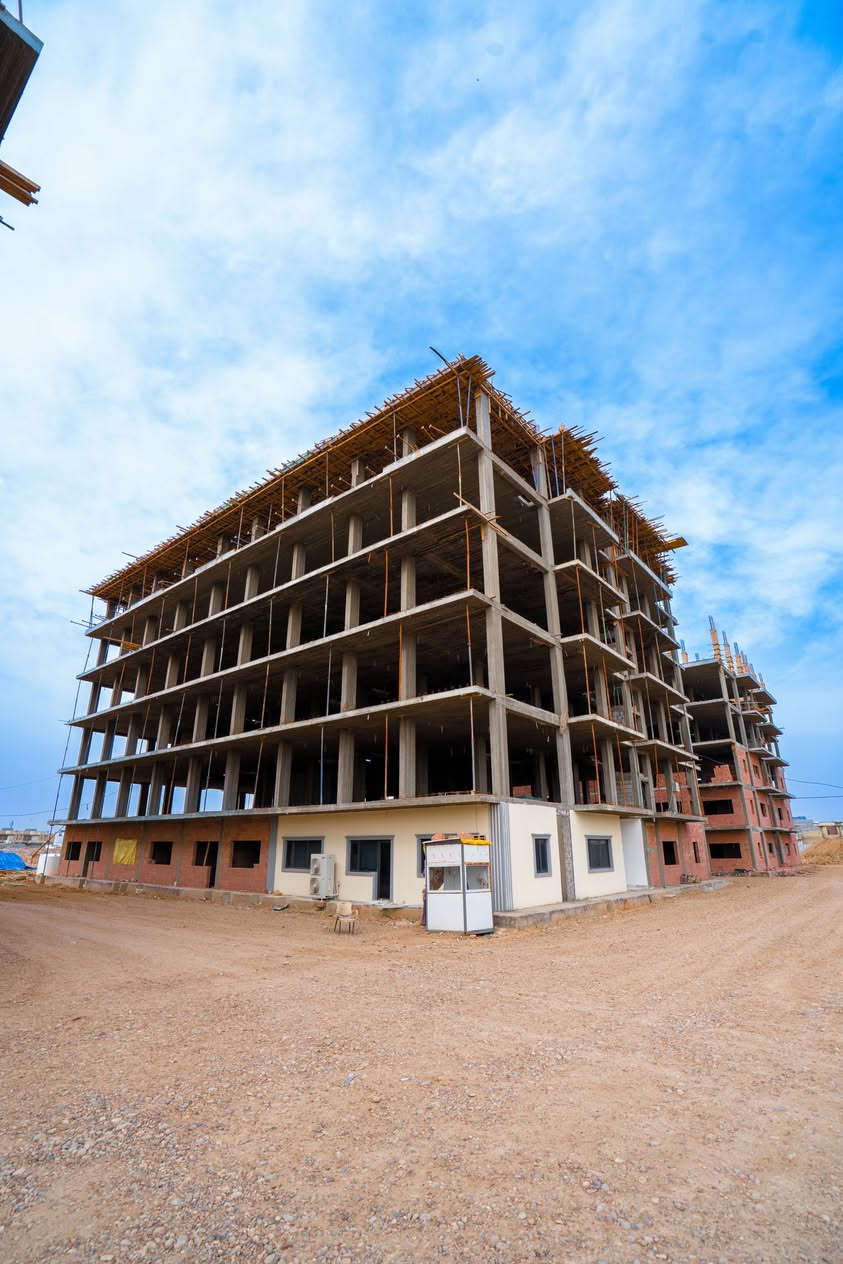 مشروع الفيروز السكني - نهاية الزعفرانية
مشروع الفيروز السكني

مشروع متكامل يتكون من 24 بناية، كل بناية 7 طوابق، مصمم ليكون خيار مثالي للسكن والاستثمار.

🔹 أهم ميزة بالمشروع:
متوفر عليه قرض عقاري مع أقساط شهرية مريحة — فرصة حقيقية للتملك بدون ضغط مالي.

🔹 التفاصيل:
المساحات: 110م – 150م
عدد الغرف: 2 أو 3 غرف نوم
المقدم يبدأ من: 2,750 – 5,750
التسليم بعد: 3 سنوات
طابو: سند منفصل لكل شقة

🎁 هدية سبالت مع الشقة

🔹 خدمات متكاملة داخل المشروع:
مدارس – مستوصف – ماركت – مساجد – بوليفارد
بالإضافة إلى محطة غاز ومحطة كهرباء

إذا تبحث عن شقة بطابو مستقل وقرض عقاري وأقساط شهرية مناسبة — مشروع الفيروز هو فرصتك الأقوى حالياً.

للاستفسار والتفاصيل التواصل عبر الأرقام 
***********
