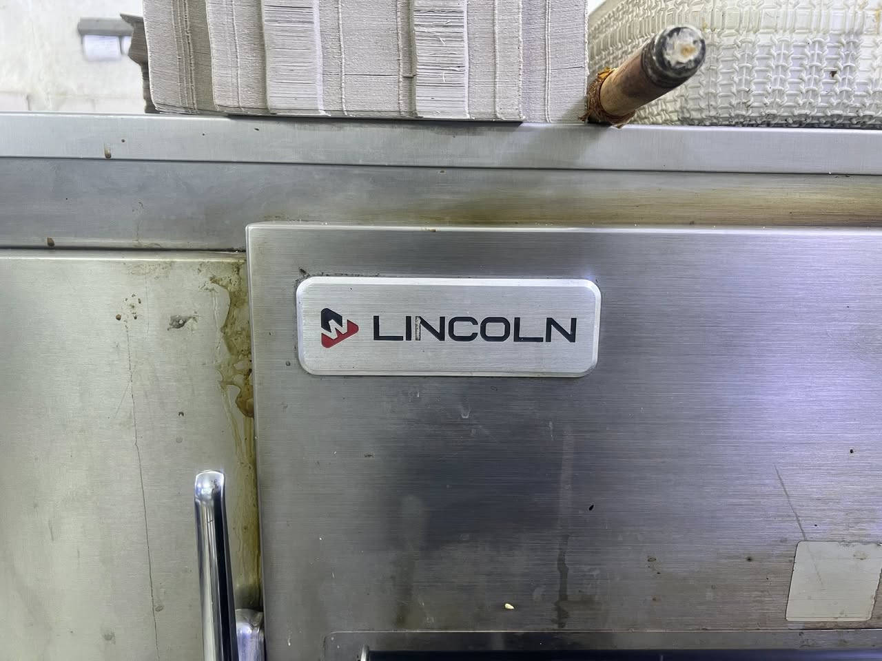 فرن بيتزا من ماركه lincoln سربس دوار توقيت +تحكم درجه الحراره مستعمل نضيف جداا شرط الفحص كامل مكفول من كلشي افحص واخذ مكان كربلاء *********** سعره 105$
