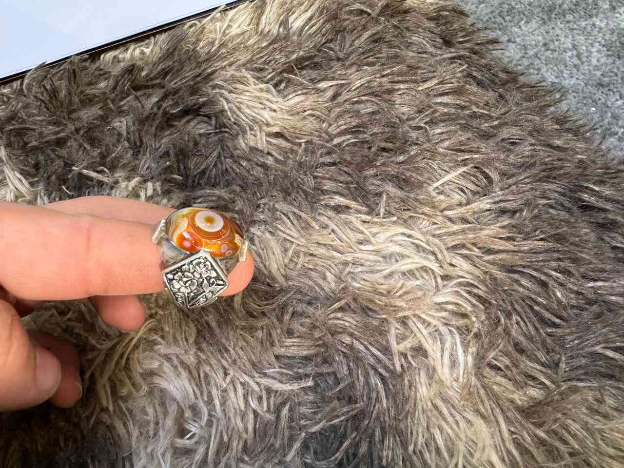 سلام عليكم محبس اسليماني لبيع ذمه قطعه اصليه تجي تفحص شوفت  عينك وتكلبه تريد تاخذه لبو احجار هم تدلل 
مكاني بغداد 
رقم ***********
