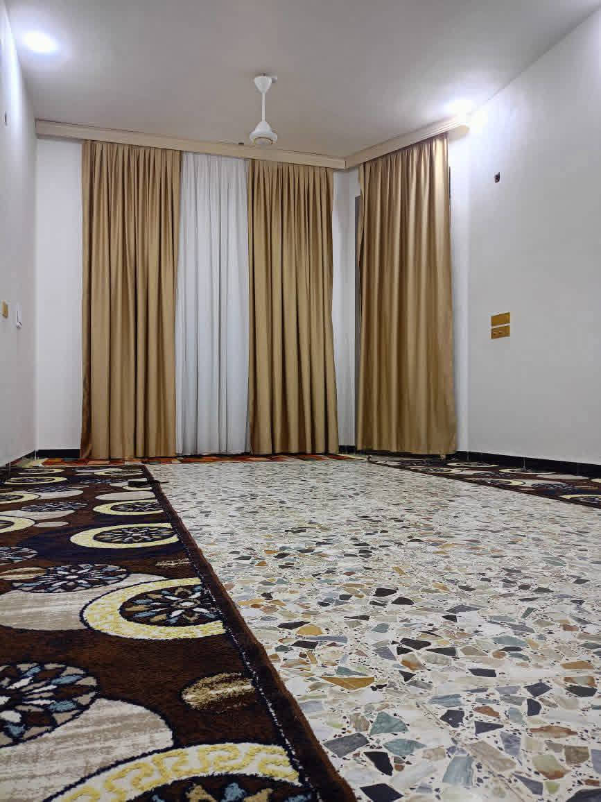 الدار للبيع في حي الحشد مجاور بنانزين خانة وادي السلام شارع الحي وتنزل ع شارع زين القوس الجوبة المساحة 200م طابقين وجه البيت قريب ع شارع العام  بظهرة شارع 20 مطلوب إسكان حوالي 42ونص باقي عليه تتحول ع المشتري اذاتم الاتفاق يبعد عن سايدين200م
غرف نوم 4 مساحة5في 4 احدالغرف. عوزها بس لبخ صاله 9في 4ونص مطبخ حاربارد5ونص في4ونص  استقبال7ونص في4ونص بناء حديث 2024
للأستفسار***********
