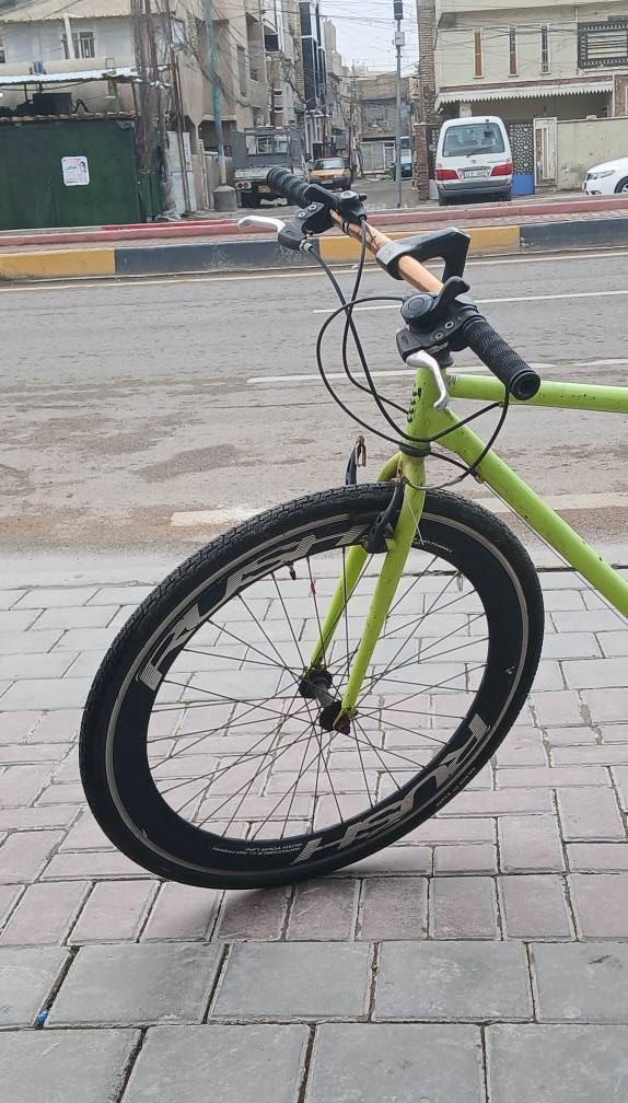 بايسكل رياضي للبيع
حجم 28
بايسكل شغال
عكارب شغاله
تايرات جديده + جوب
بريكات شغاله 
السعر 40 الف 
مكاني بغداد الشعب 
رقم الهاتف ***********
