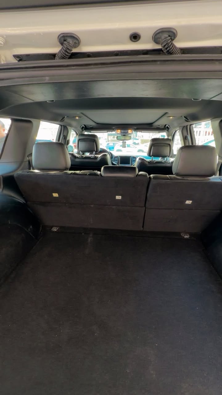 السلام عليكم .. للبيع جيب شيروكي موديل 2018 لمتد فول مواصفات بانوراما داخل جلد اسود شاشه جبيره كشنات كهرباء مدفايه رقم بغداد لون ابيض ماشيه 48 الف ميل بيها صبغ جاملغ وبنيد وجوه الكلر مال باب السايق والورا كيرها وميكنتها مكفولات ومسيرفسه السياره بدون اي نقص سونارها وصور حادثها بالمشنور ودواخلها وشواصيها مكفوله السعر 22000$ وبيها مجال للاتصال *********** بغداد الوزيريه
