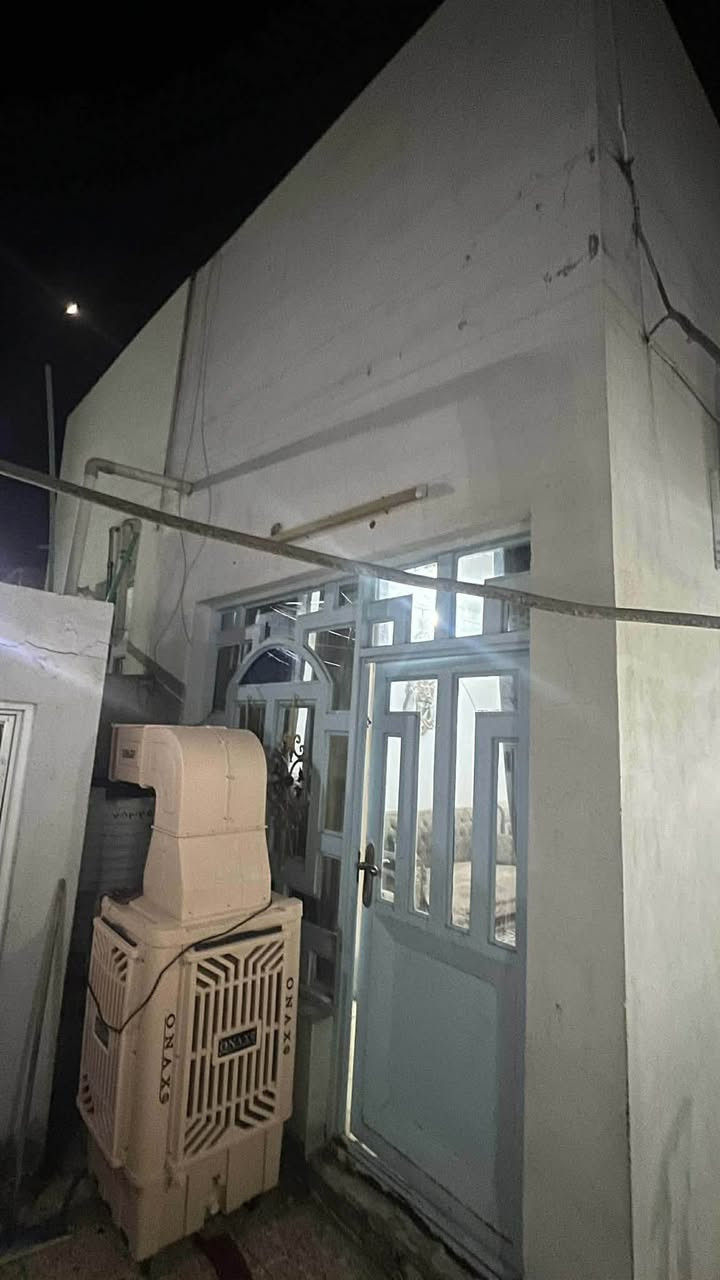 السلام عليكم
دار للبيع 
غرفه وصاله واستقبال ومطبخ وصحيات عدد 2 
مساحه 94متر طابق واحد بناء شيلمان البيت كلش نضيف مكان البيت حي المكرمه خلف مركز شرطه الوفاء بفرعين
السعر مناسب مستعجل عل بيع 
للأستفسار *********** واتساب
