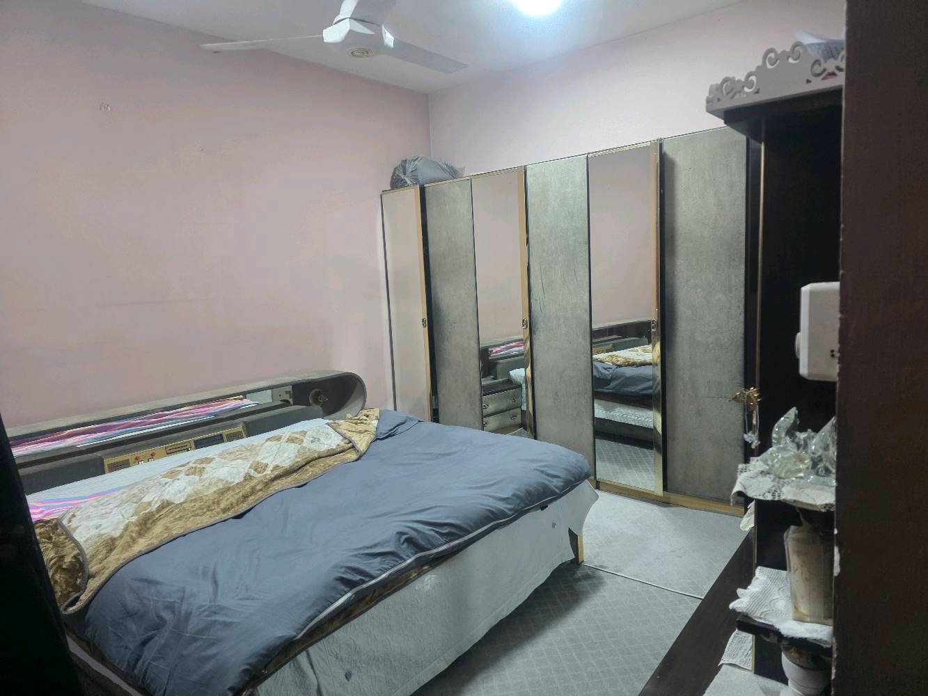 غرفة إيطالية أصلية السعر 200 الف 
مكاني السيدية / حي الاعلام 