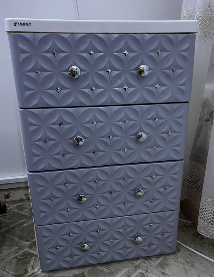 للبيع ميز جرارات بلاستك نوعيه ممتازه للاستفسار الانصال على ***********////***********
