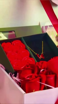 بوكس عيد الحب • ورد أحمر • عطر نسائي