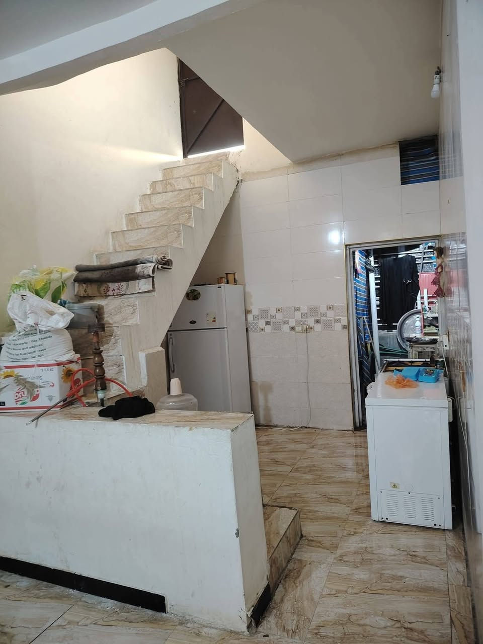 بيت للبيع بالتقيه الثالثه قرب  حسينيه باب الحوائج ساحه توديع يتكون غرفه مطبخ صاله استقبال مجمع صحيات مساحه  100 متراستفسار المراسه الواتساب رجاء او اتصال***********. ***********م مراجعه مكتب 🏢 العاصمة للعقارات والمقاولات العامه العنوان ام الخيل ساحه الاحتفالات قرب البلديه الجديده السعر 40 بي مجال
