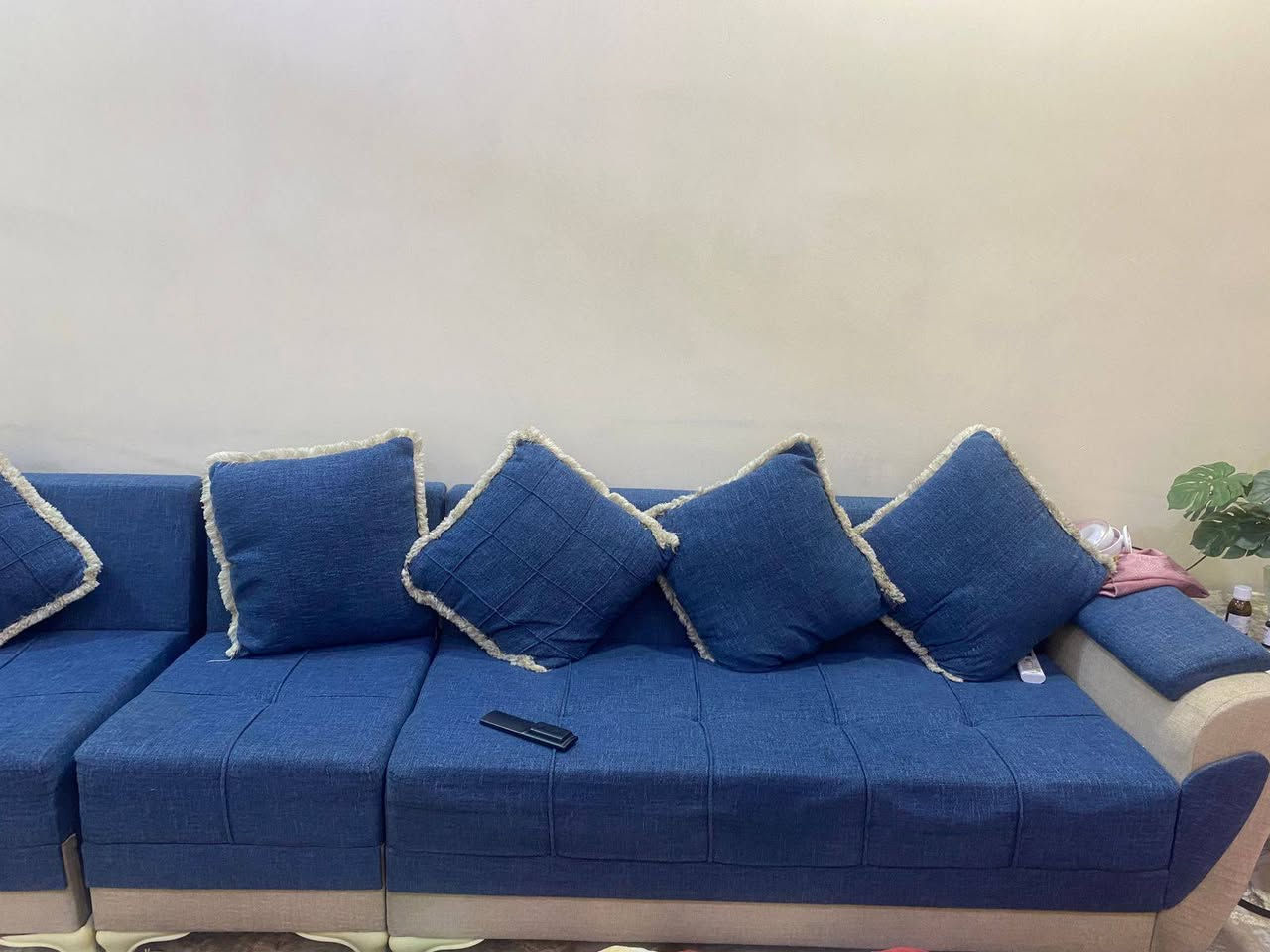 الشعب شارع عدن خلف جامع الجهاد ملعب محمد شلتاغ نظيف بس هذا الي مأشرين عليه الضرر السعر 225 وبي مجال


**إذا كنت صاحب هذا الإعلان وتريد حذفه لأي سبب، رجاءا أرسل رسالة إلى الدعم الفني**