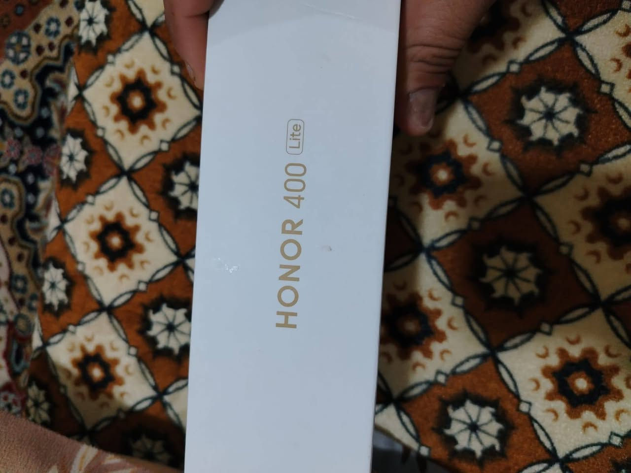 السلام عليكم اخوان  عندي هاتف هونر 400 لايت (Honor 400 Lite) 5G السعر 325 هو هاتف ذكي متوسط المدى تم إطلاقه في 2025، يتميز بشاشة AMOLED كبيرة 6.7 بوصة (120 هرتز)، كاميرا خلفية رئيسية 108 ميجابكسل، ومعالج MediaTek Dimensity 7025-Ultra، مع بطارية ضخمة 5230 مللي أمبير، دعم 5G، ونظام أندرويد 15، ويتميز بزر خاص للكاميرا بالذكاء الاصطناعي.. صار له اسبوع من مستخدم عندي مكاني بغداد الكرخ الشيخ معروف 009647707309822
009647881723289
