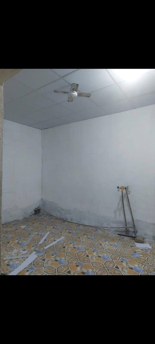 مشتمل للإيجار في ابو رمانه يقع على شارع ٢٠ شارع سلام المضمد يتكون من غرفه وصاله كبيره ومطبخ ومنور وصحيات وساحه صغيره مطلوب عائله صغيره تحط بيه٢٥٠ الايجار الاتصال واتساب فقط  ***********
