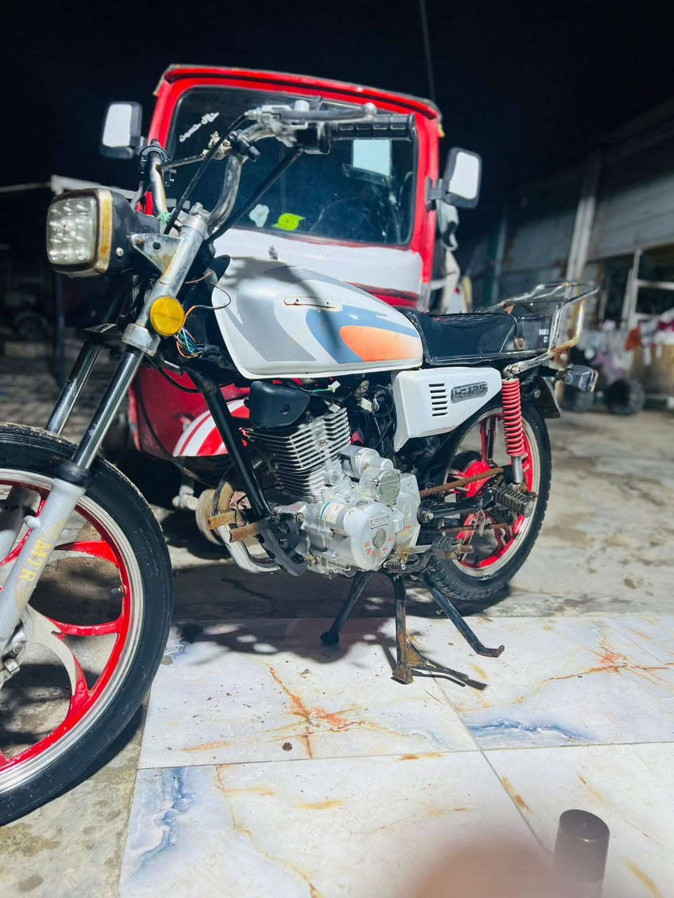 السلام عليكم دراجه ايراني سلف كامله دراجه كلش نظيفه محركه مقفول ما مفتوح مكان بصره حي طارق السعر 250 قفل 240 ما تصير قفلها 250 عينه ولايتو كامله ناقصها بس بادري***********
