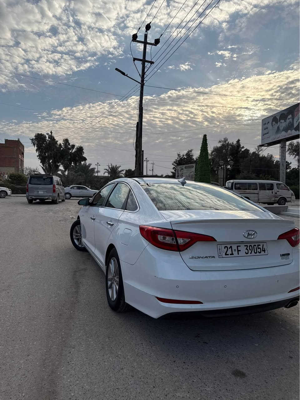 سلام وعليكم سوناتا كندي 2017 للبيع 
رقم سليمانيه سنويه منتهيه تحويل راعيه موجود 
سياره ضرر بابين تبديل اصلي ومدكر امامي الايمن صبغ 
بيه تكشر بنيد وقماره 
مكينه كير مكفول بل علم مكينه بدله صالي شهر 
حداده تايرات 75‎%‎
سياره فول فتحه تدفئه بل كشنات امامي خلفي تدفئه ستيرن كامره بل علم سياره عليه عدسات زرع LED
سعر 115 وبيه مجال 
تواصل :*********** /0786081310 البصرة, العراق
