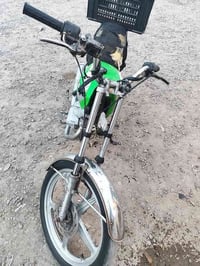 دراجه ايراني اربعع كير نضيفه علا كل عيب بس نقصه بس كهربايات  نشاطه فول...