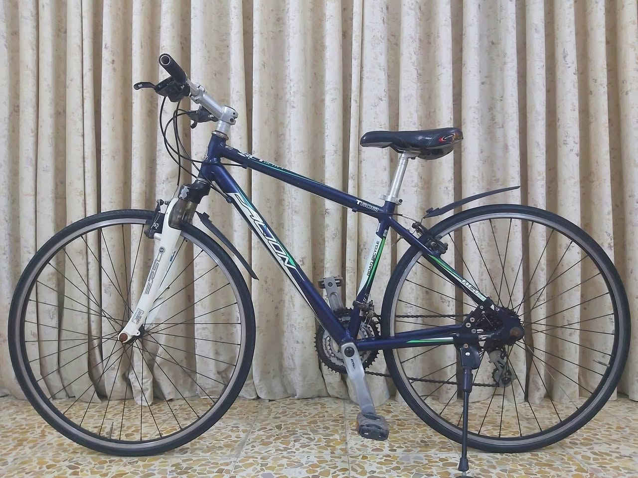 دراجة نوع 700c ماركة ALTON التون ياباني نظافة 95/% 

معدن فول المنيوم 
                          سستم شيمانو كامل 
                                                      كيورة سحب دفع 

دشالي 3امامي 7خلفي 
                                 دبل امامي سلس بالسياقة

السعر 120الف وبي مجال 

((العنوان/بغداد/البلديات)) رقم الهاتف ***********
