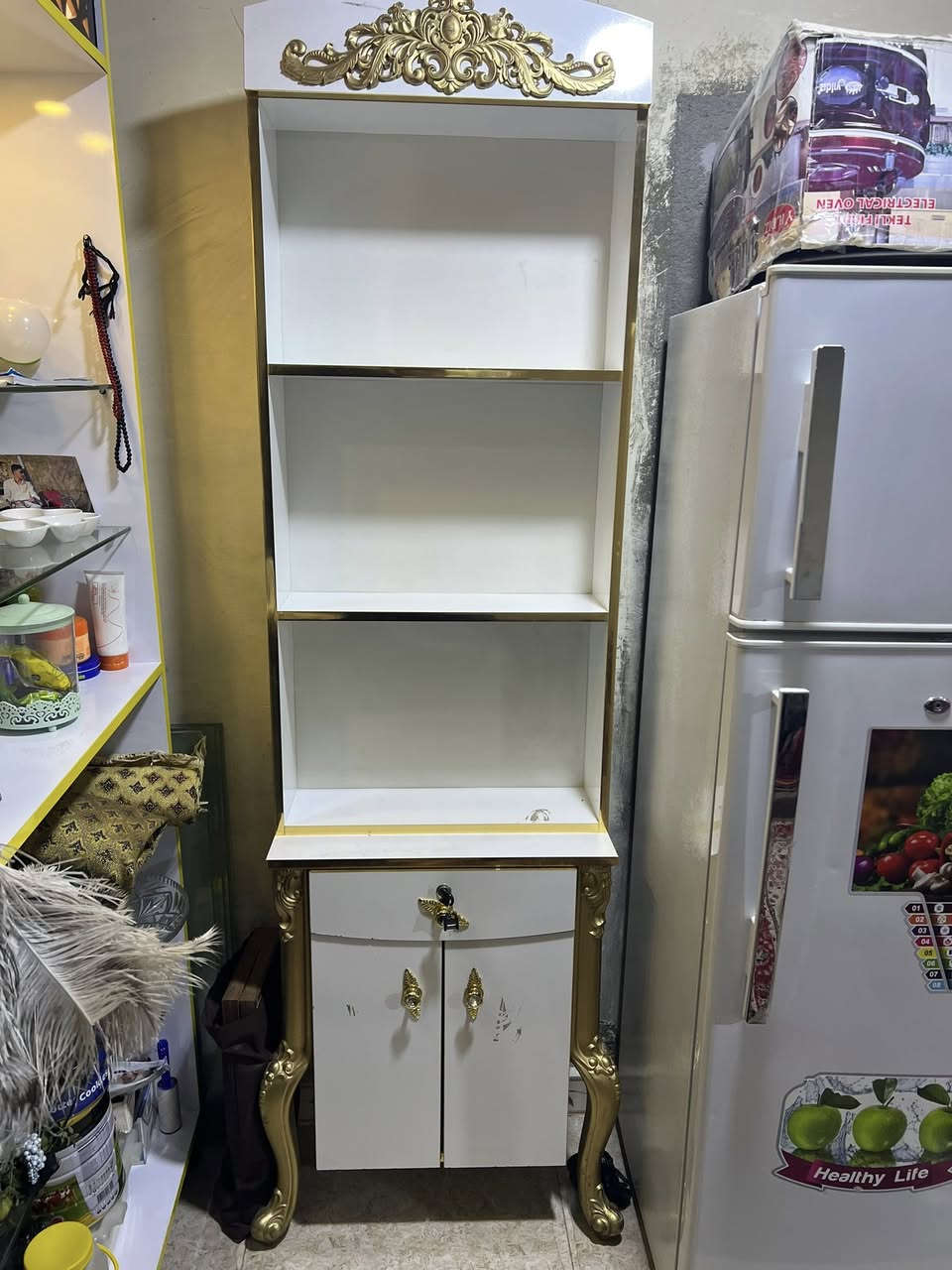 السلام عليكم ورحمة الله كرسي عدد2  وميز عدد 2 وفابرينه 1وعارضه عدد 2  ومرايات عدد 2 غير مستخدم نضافه 100‎%‎ لون ابيض مطعم ب الذهبي البصرة المعقل ***********
