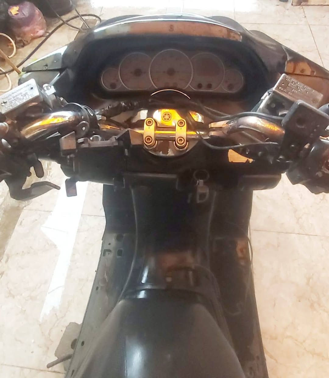 سلام عليكم ماجستا دبل رون بومه
موصفات الدراجه. 
1كمرك متفوع اوراق كامله 
2محرك 250Cc
3كلجات جديده شلعه معدل 
4تدفة يدات +تدفة كشن 
5لايتات زنون 
6كفراته نضافه 80٪
7دبلات شغاله 
8تايرات نضافة 70٪
9كفرات شكل بومه 
10بركات دسك +عنبار بل مكان 
11سايد بريك 
12دشبول ابو الشاشا 
ملاحضه الدراجه ابيعه كوم حديد ابيع كوم حديد 
السعر 400قفل قفل قفل 
للتواصل ***********
العنوان بغداد الاعظميه
