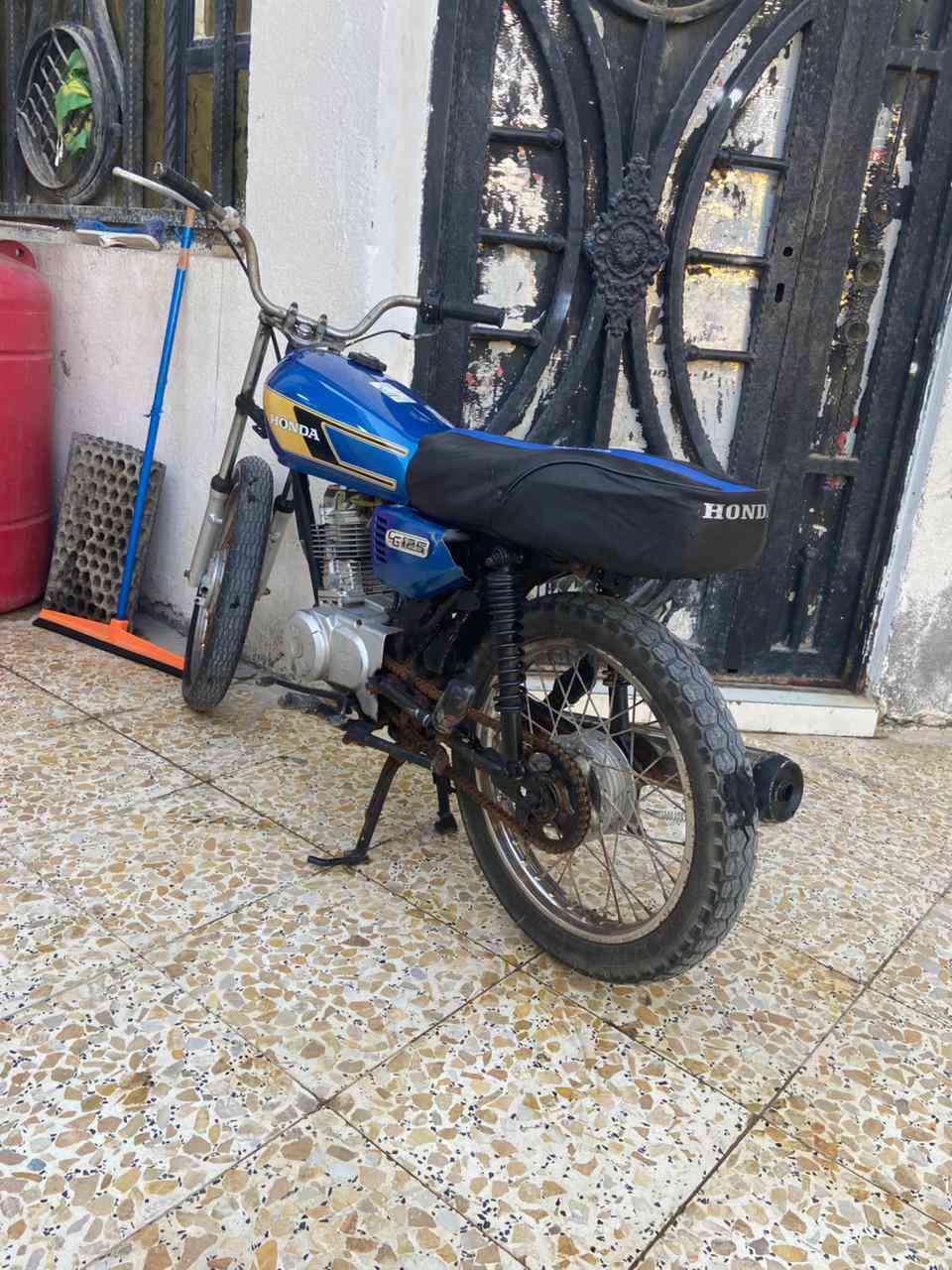 دراجه نامه للبيع ب 300 وبيها مجال دراجه حلوه ونظيفه والعنوان بصره حي طارق***********
