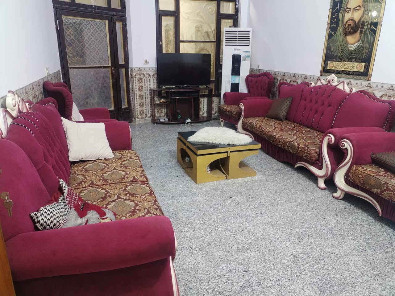 ديوان  زيتوني 23مقعد اخو الجديد السعر 625 وبي مجال
تخم 10مقعد نجاره مو سوكي السعر 270وبي مجال 
ثلاجه 18قدم بلاديه السعر 190وبيهه مجال 
كاونتر قياس مترين كله مرمر السعر 370وبي مجال 
ميز مكتبي الحجم الكبير السعر 125
العنوان منطقة طليحه ((الدلفيه))  
***********
***********
