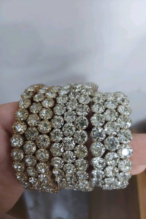 الواحد على 1500 الصغير 1000 اذا تاخذهن كلها3000 اسوارات مناسبات ذهبي وفضي جميل 