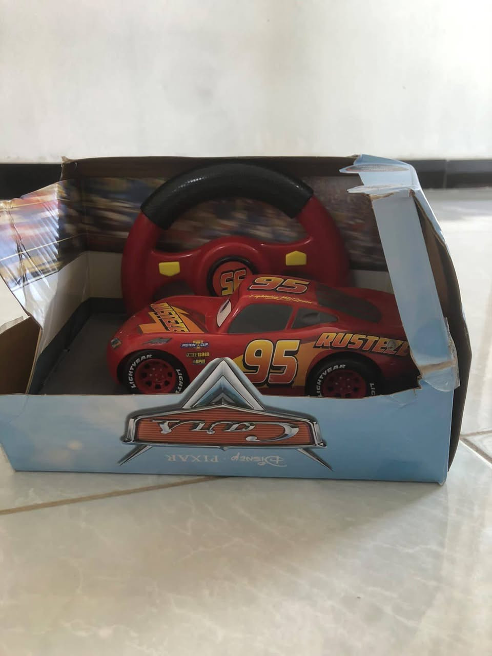 هذه سيارة لعبة "برق بنزين" (Lightning McQueen) من أفلام ديزني بيكسار "سيارات" (Cars).السيارة تأتي مع جهاز تحكم عن بعد (ريموت كنترول) على شكل عجلة قيادة.


**إذا كنت صاحب هذا الإعلان وتريد حذفه لأي سبب، رجاءا أرسل رسالة إلى الدعم الفني**