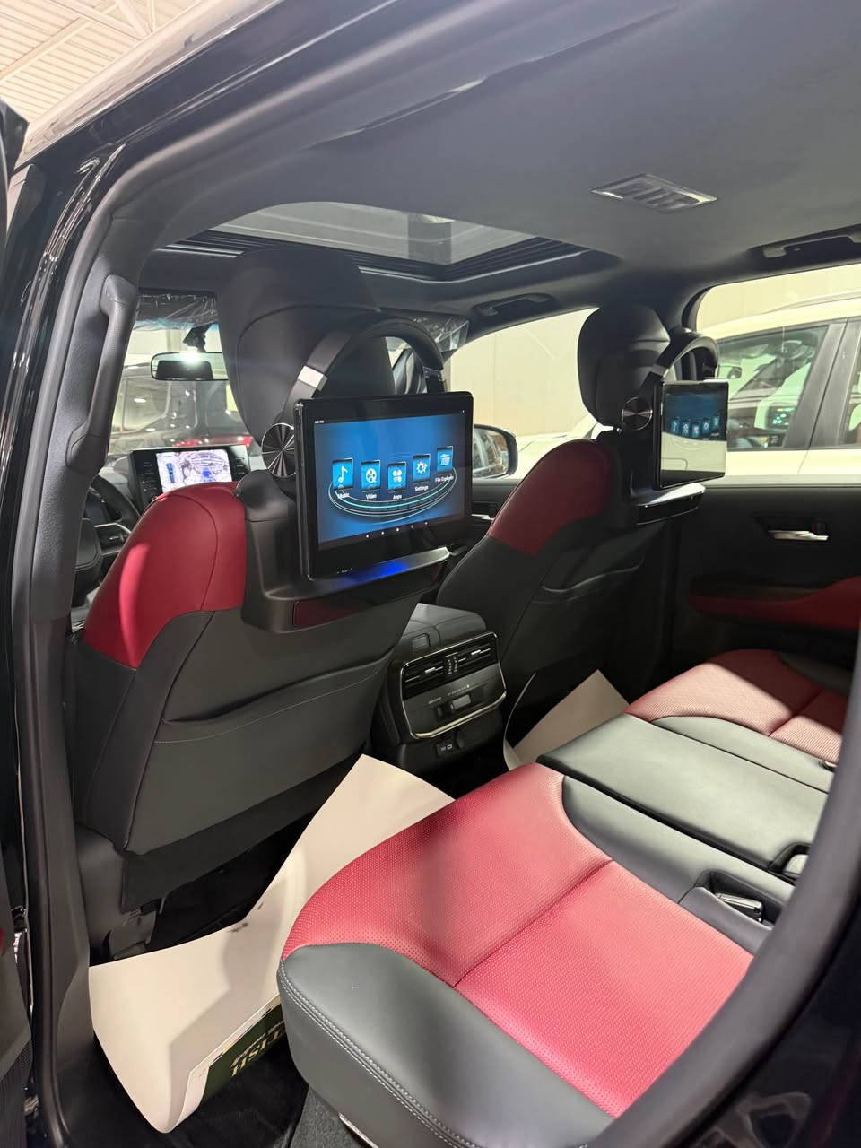 * لاندكروزر GXR لمتد 2025 زيرو بلاك ادشن رقم بغداد كامل مغلفة ppf
* ⁠سعد العبيدي (7700637589)
* ⁠الموديل : 2025 مغلفة ppf
* ⁠الفئة: GXR / LIMTE بلاك ادشن
* ⁠السعر (117 مليون)
* ⁠اللون اسود رقم بغداد 
* ⁠العدد (400 كم) داخل جلد (احمر واسود)
* ⁠محرك  6 سلند (4000) تنفس طبيعي
* ⁠رادار خلفي مانع تصادم امامي 
* ⁠لد في الشباك الامامي 
* ⁠دوسات جانبية نيكل 
* ⁠شباك امامي اسود بلاك
* ⁠اريل نفكيتر سبايدر شمعة
* دعاميات كت (لحاية) 
* ⁠ترايش ابواب نفخ ايرباك عدد (8)
* ⁠بصمة تشغيل بصمات ابواب عدد (5) 
* ⁠شاشة امامية كبيرة 
* شاشات خلفية عدد (2)
* ⁠كامرات عدد 4 (360 درجة) 
* ⁠فتحة سقف (سلايت) 
* ⁠كراسي الامامية كهرباء 
* كراسي الامامية تبريد 
* ⁠مقاعد (7) راكب دفع رباعي (4 * 4) 
* ⁠ثلاجة وسطية جنطة كهرباء 
* ⁠تبريد شاشة شاحن واير ليس 
* ⁠حساس امامي خلفي 
* ⁠مري طي كهرباء 
* ⁠وباقي مواصفاتGXR المتد المعروفة 
* ⁠السعر (117) مليون رقم بغداد
* بغداد - معارض النهضة - الشارع الثاني - شركة ذرى الخليج هـ(***********) بغداد, العراق
