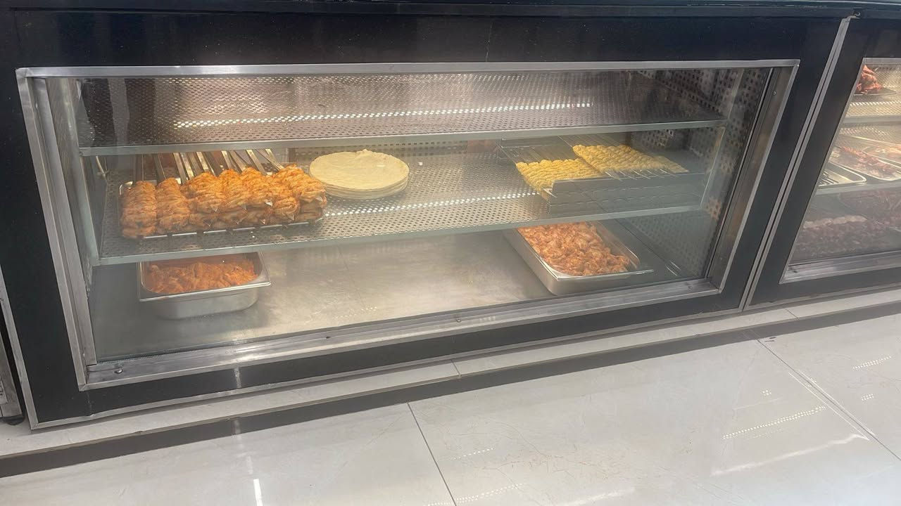 السلام عليكم برادات مال مطعم للبيع شغلات وبحاله جدا جيده نضافه فول ونوعيه ممتازه ومعروفه شركه الزان 

-واحد 2 قطعه كل قطعه 2 متر + ماطور 1 متر الطول الكلي 5 متر
-والثاني 2 متر مقوس استعمال قليل 

العنوان بغداد المنصور 

للاستفسار ***********
