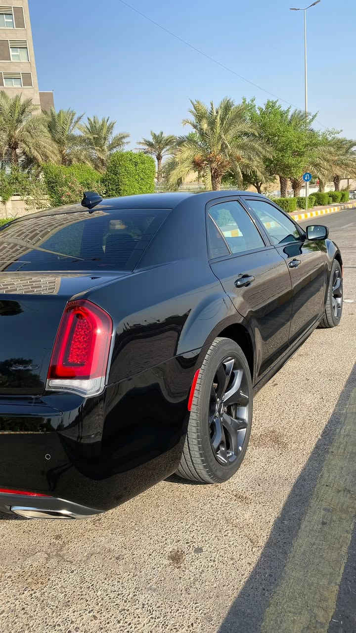 ـ Chrysler 300 فئة 300L / Touring-L.
🔹 المحرك: 3.6 لتر  V6
🔹 القوة: حوالي 292-300 حصان  
🔹 العزم: حوالي 353 Nm  
🔹 ناقل حركة: أوتوماتيكي 8 سرعات  
🔹 نوع الدفع: دفع خلفي
25im

من المواصفات القياسية أو الشائعة:  
✔ شاشة لمس 8.4″ مع نظام ترفيهي وملاحه
✔ دخول وتشغيل بدون مفتاح
✔ مكيف هواء مزدوج المناطق
✔ مقاعد أمامية قابلة للتسخين
✔ مراقبة النقطة العمياء Blind Spot
✔ حساسات ركن أمامية وخلفية + تنبيهات حركة خلفية (في الغالب)
✔ جنوط 20″
حادث السياره جاملغ +البنيد اصلي نفس لون بدون صبغ ولا تعديل 
سعر 290$
ميسان/العماره
***********
