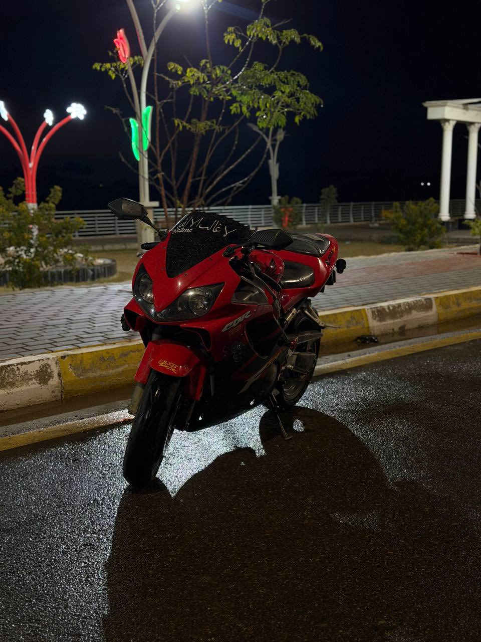 السلام عليكم
F4i 2004 

مكفولة كفالة عامة حته من الشخط

بيها اوراق حاوية + كمرگ ميناء  

محرك (600) كير ومحرك طيارة ✈️ 

لايت زنون منضومة كاملة عالي ناصي 

عليها سلايدرات حماية 

تخم تاير جديد اصلي 

صالنصة اصلية رعيد سعرها 250 دولار 

بنكة حماوة ثانية تنسى حماوتهاا 

الدراجة ماشية 30 ألف 

دهن موتل اصلي + بانزين بس محسن 

السعر (30) وبيهاا مجال بسيط 

مكاني الأنبار قضاء عامرية الصمود 

للأستفسار (‭٠٧٧١ ٣٤٨ ٠٦٢٨‬)
