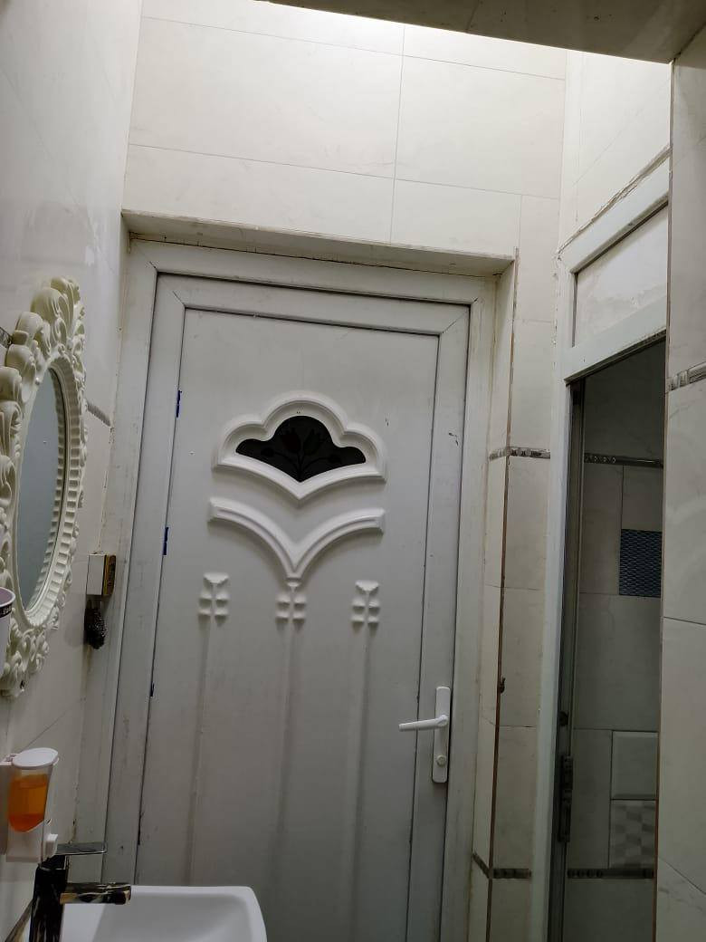 يحتوي عل غرفتين ومناور اثنين وصحيات وديوانيه وصاله وحديقه وكراج ومطبخ
مساحه ٢٠٠ مساحه البناء ١٤٠طابوك سنة البناء ٢٠٢٢
طابو زراعي سند 25/
السعر  ١٦٥ قفل
***********
