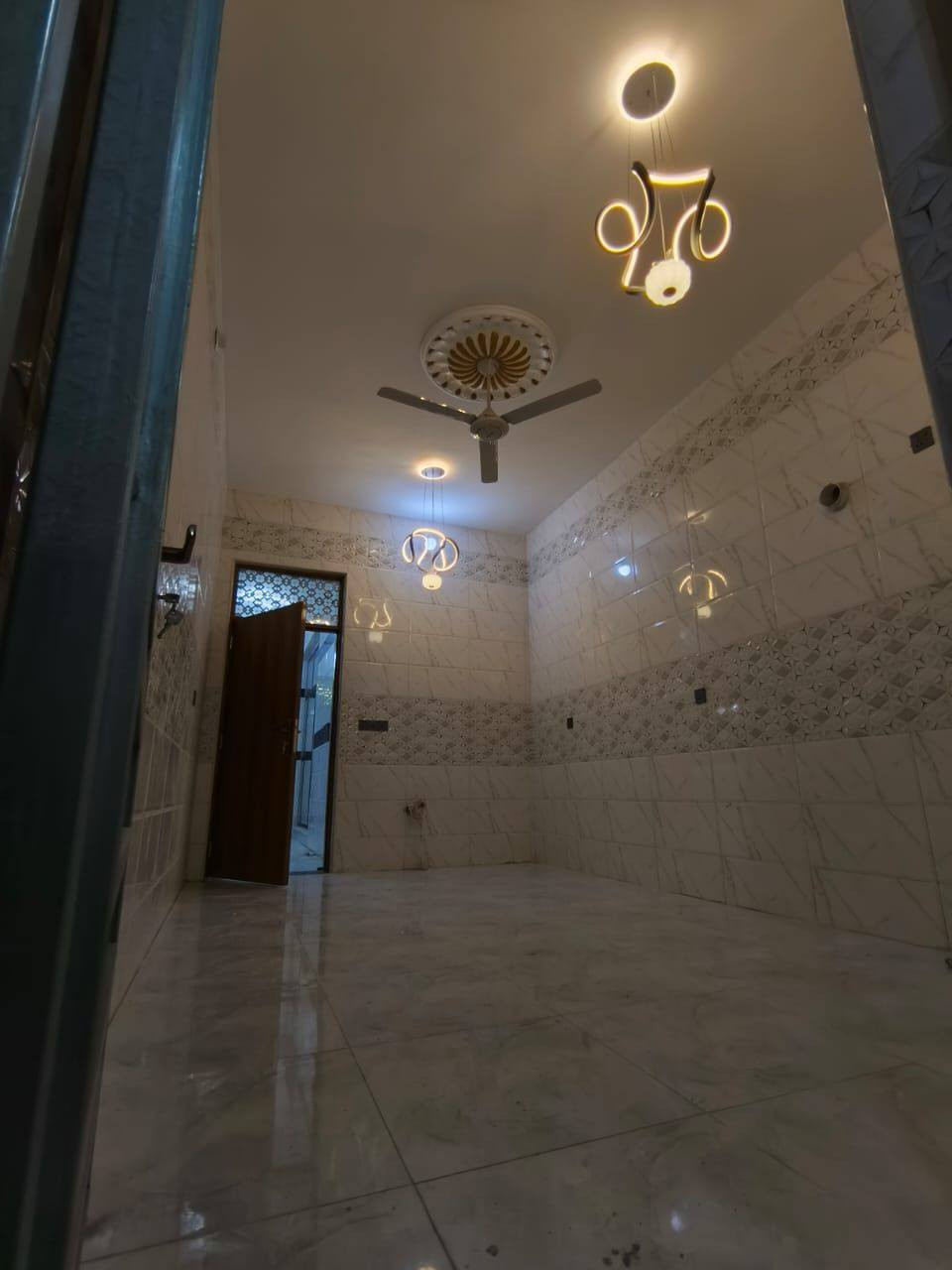 السلام عليكم ورحمة الله وبركاته، يتوفر بيت للبيع مساحته ١٤٠ متر مربع، طابو سند ٢٥ صرف، يحتوي على ثلاث غرف نوم مع استقبال ومطبخ، البيت جاهز من كلشي وصالح للسكن الفوري ولا يحتاج أي عمل، فرصة مناسبة للسكن أو الاستثمار، للاستفسار الاتصال على الرقم ***********
