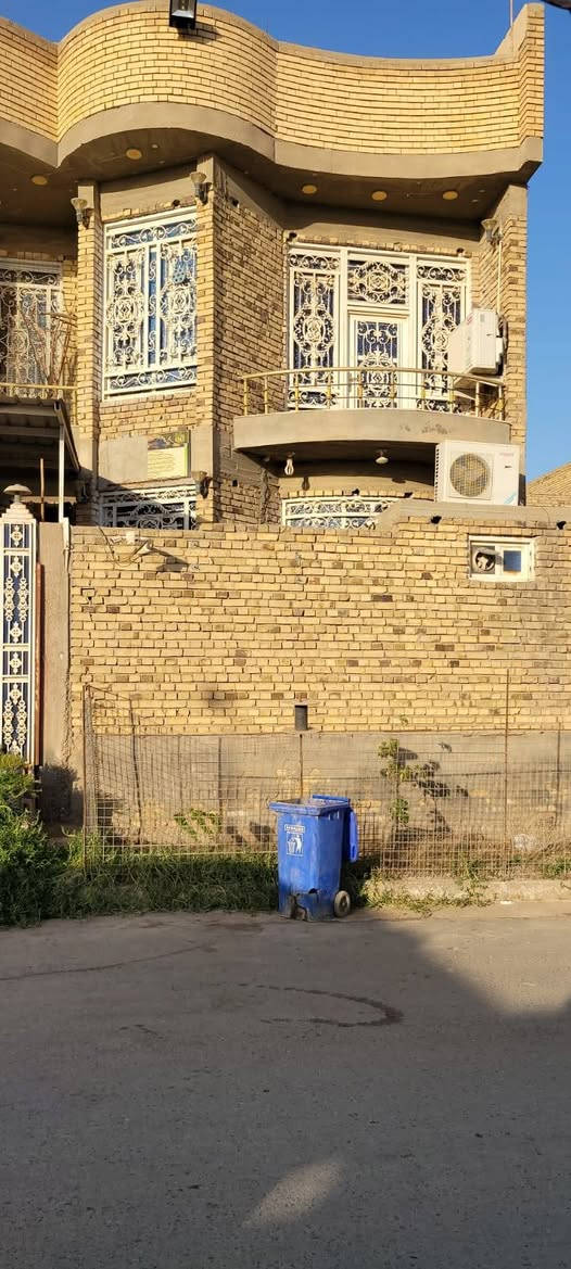 دار للبيع الحي الجامعي شارع مركز شرطة الأحداث قاطين كونكريت مع الاثاث أو بدون م200 للتواصل ***********
